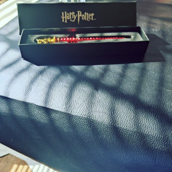 Harry Potter Gryffindor Pen, Die Cast & Plated in 24k Gold and Silver. Gift Box - Picture 4 of 5